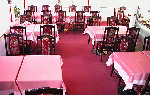 Terrasse mit Sonnenschirmen